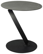 Moderner Beistelltisch mit runder, grauer Tischplatte und schrägem, schwarzem Metallgestell, seitliche Perspektive