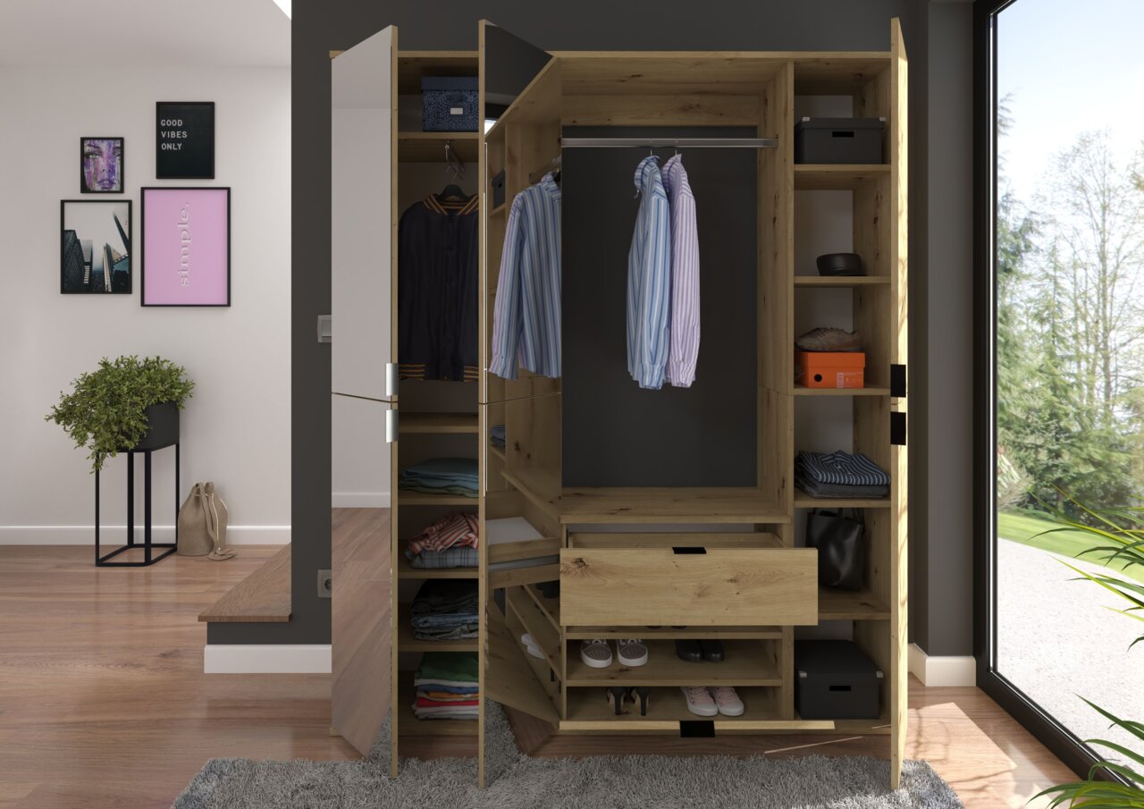 Garderobenkombination aus Holz mit offenen Türen, zeigt hängende Hemden, Regale mit Kleidung und Schuhen, in einem modernen Raum mit Blick auf den Garten.