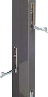 Nahaufnahme eines Garderobenpaneels mit ausklappbaren Haken in glänzendem Chrom, seitliche Perspektive