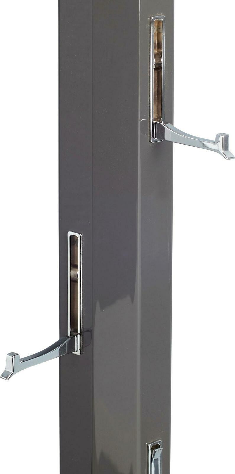 Nahaufnahme eines Garderobenpaneels mit ausklappbaren Haken in glänzendem Chrom, seitliche Perspektive