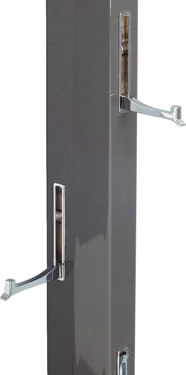 Nahaufnahme eines Garderobenpaneels mit ausklappbaren Haken in glänzendem Chrom, seitliche Perspektive