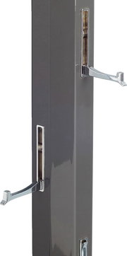 Nahaufnahme eines Garderobenpaneels mit ausklappbaren Haken in glänzendem Chrom, seitliche Perspektive