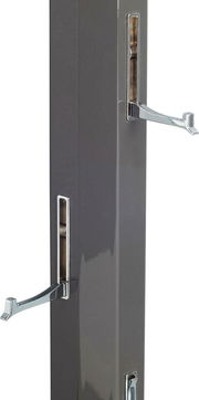 Nahaufnahme eines Garderobenpaneels mit ausklappbaren Haken in glänzendem Chrom, seitliche Perspektive