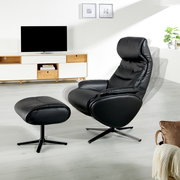 Schwarzer Relaxsessel mit Hocker in einem modernen Wohnzimmer, seitliche Perspektive