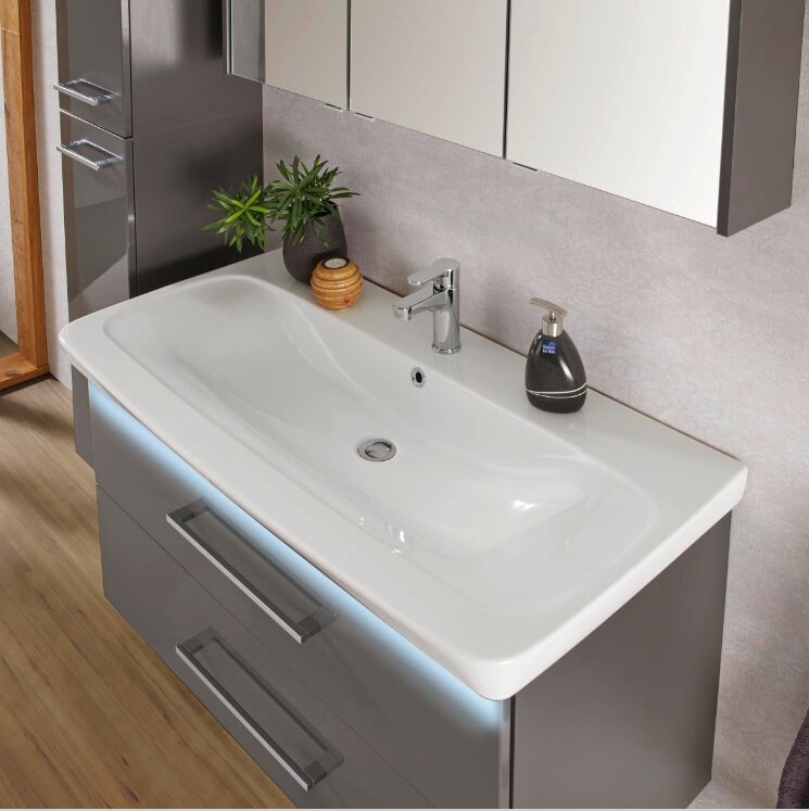 Moderne Badkombination mit Waschbecken und Unterschrank, seitliche Perspektive