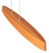 Moderne Pendelleuchte aus Holz in schräger Perspektive