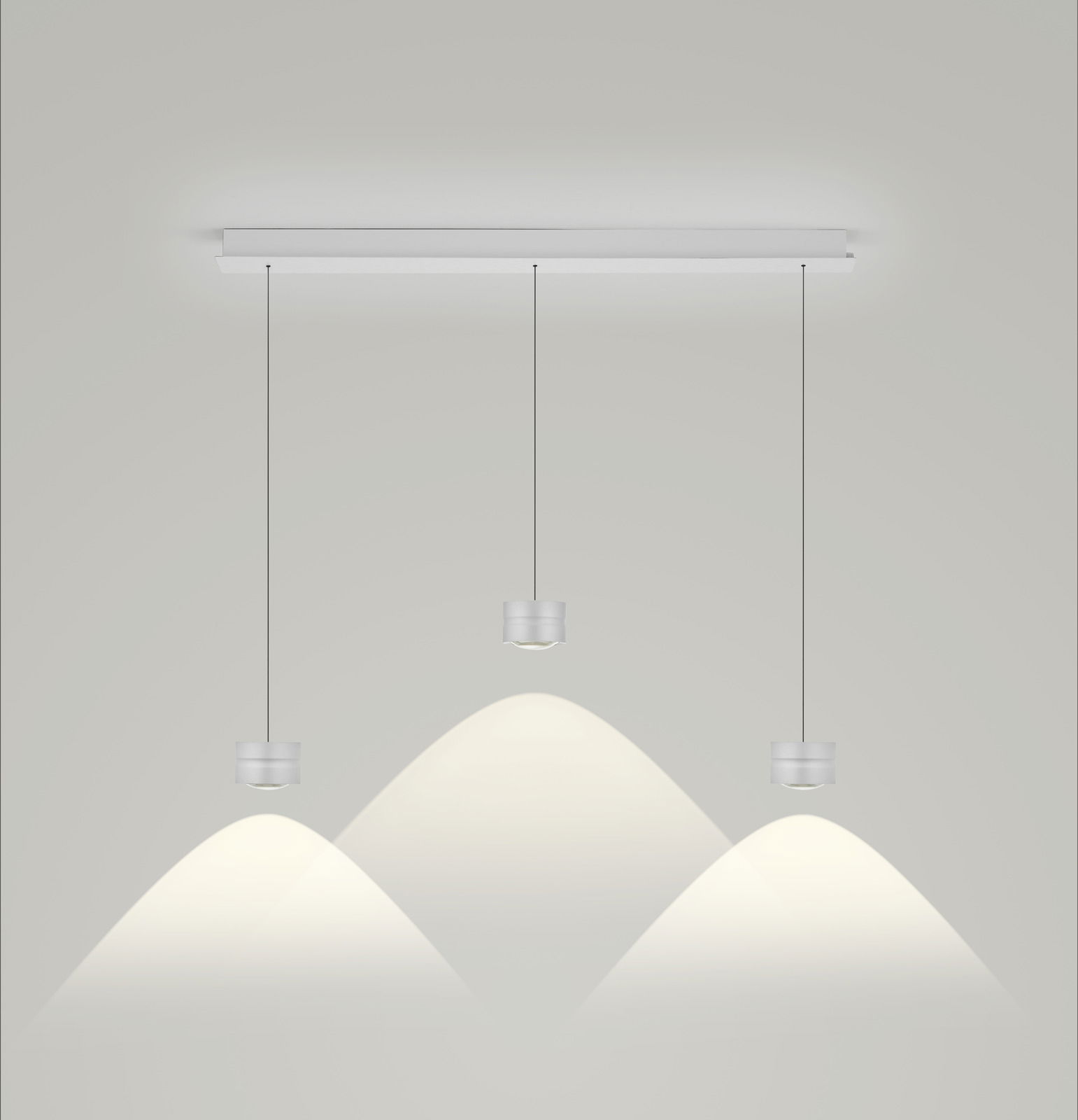 Elements by Bankamp LED-Pendelleuchte ELEMENTS Moderne LED-Pendelleuchte mit drei zylindrischen Lampen, von der Seite betrachtet, die warmes Licht auf eine helle Wand projizieren.