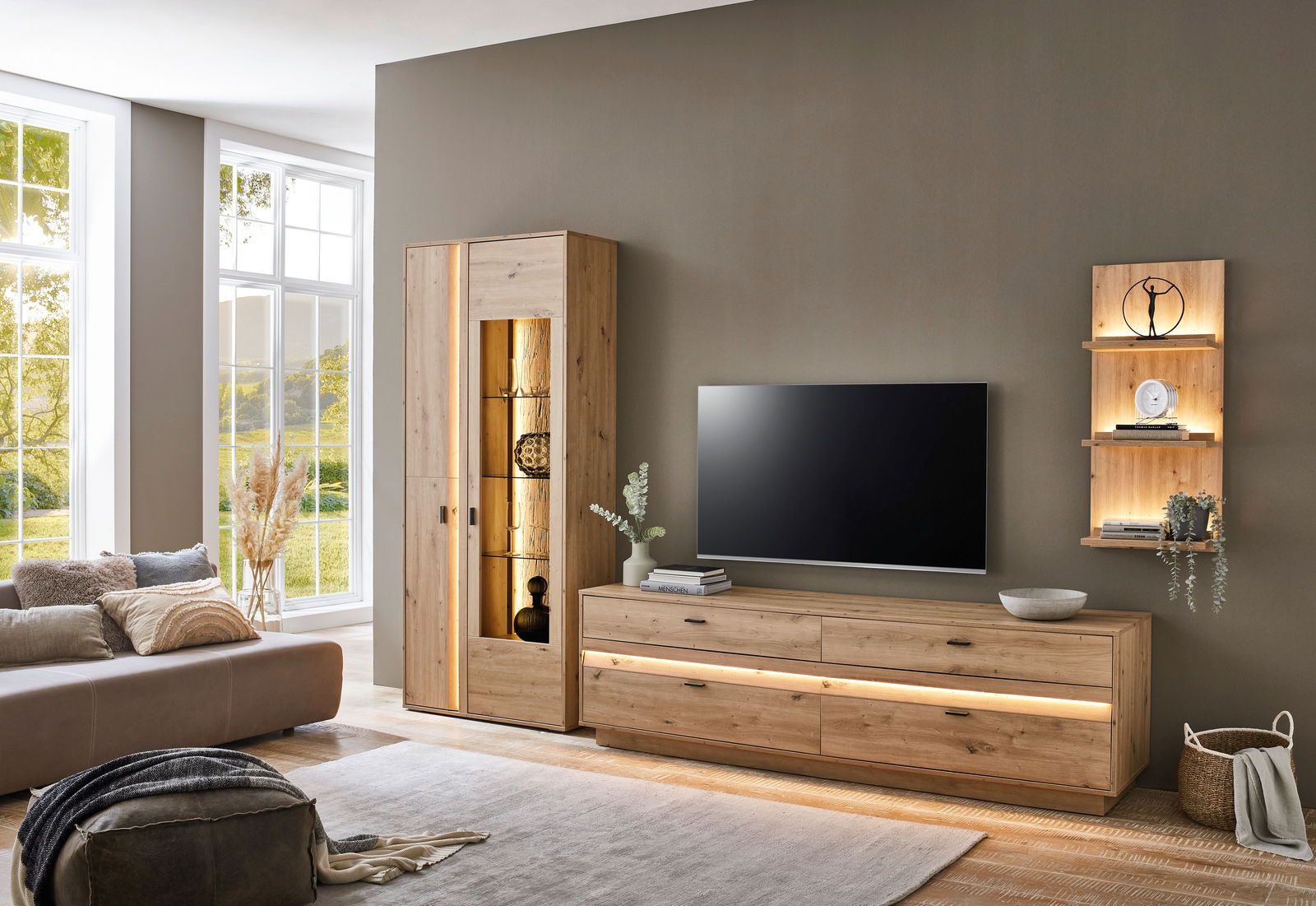 Moderne Wohnzimmer-Wandkombination aus Holz mit TV-Schrank, Vitrine und beleuchtetem Wandregal, seitliche Perspektive