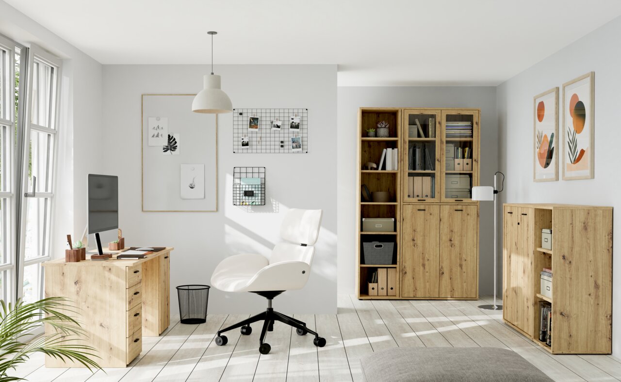 Moderner Schreibtisch aus Holz in einem hellen Raum mit einem großen Fenster, einem weißen Bürostuhl und Regalen im Hintergrund. Perspektive von der Seite.