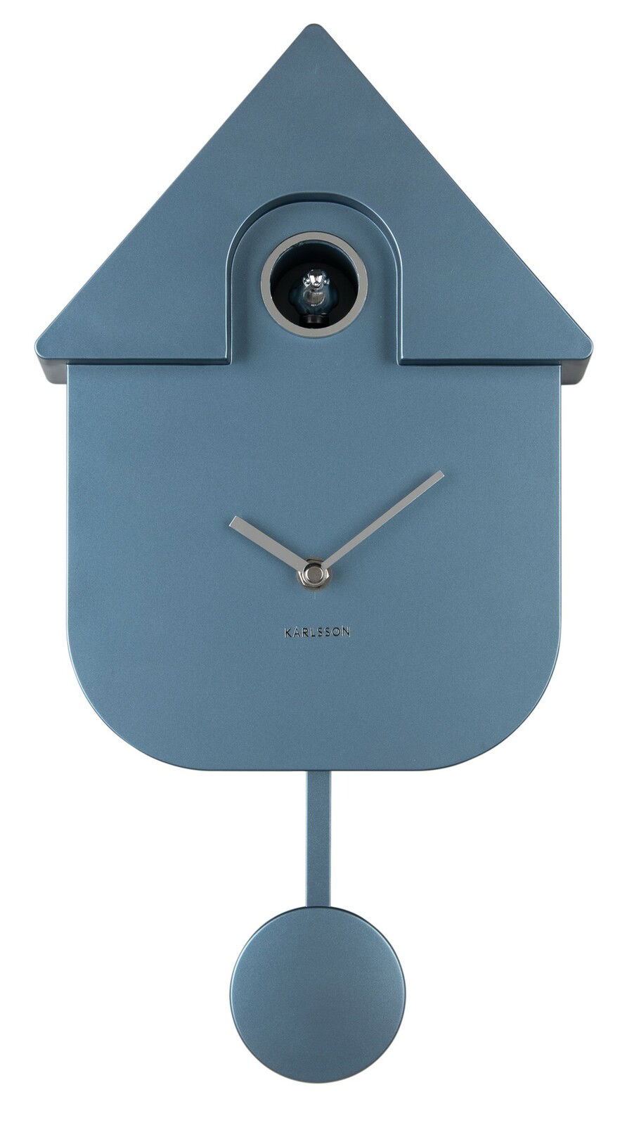 Moderne blaue Wanduhr in Form eines Hauses mit Pendel, frontal abgebildet.