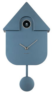 Moderne blaue Wanduhr in Form eines Hauses mit Pendel, frontal abgebildet.