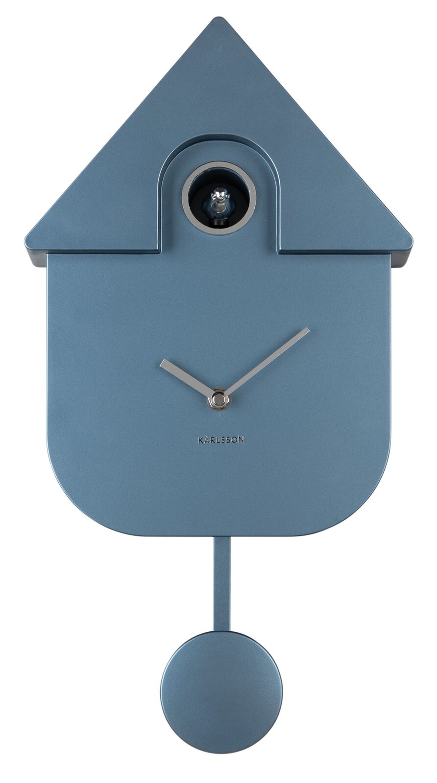 Moderne blaue Wanduhr in Form eines Hauses mit Pendel, frontal abgebildet.