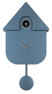 Moderne blaue Wanduhr in Form eines Hauses mit Pendel, frontal abgebildet.