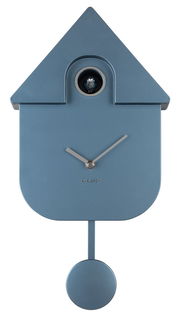 Moderne blaue Wanduhr in Form eines Hauses mit Pendel, frontal abgebildet.