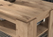 Nahaufnahme eines Couchtisches aus Holz mit natürlicher Maserung, seitliche Perspektive.