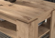 Nahaufnahme eines Couchtisches aus Holz mit natürlicher Maserung, seitliche Perspektive.