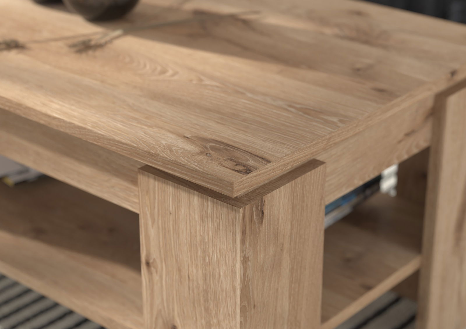 Nahaufnahme eines Couchtisches aus Holz mit natürlicher Maserung, seitliche Perspektive.