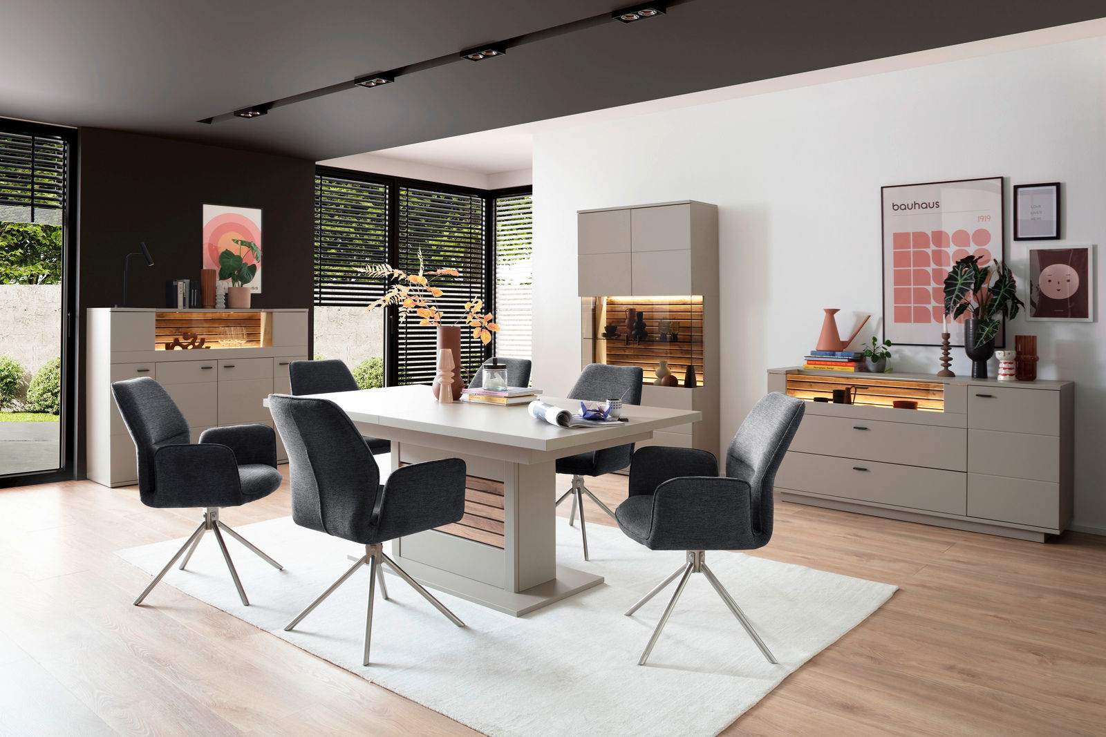 Modernes Highboard in einem stilvollen Esszimmer, seitliche Perspektive