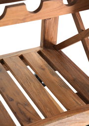 Nahaufnahme eines hölzernen Servierwagens mit Gitterboden, seitliche Perspektive