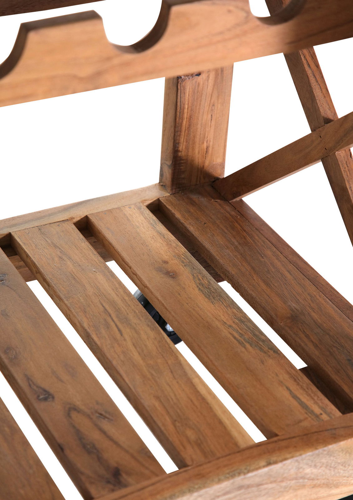 Nahaufnahme eines hölzernen Servierwagens mit Gitterboden, seitliche Perspektive