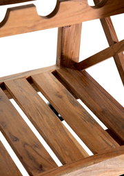 Nahaufnahme eines hölzernen Servierwagens mit Gitterboden, seitliche Perspektive