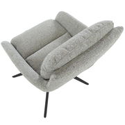 Grauer Armlehnstuhl LEIA von Zurbrüggen, schräg von oben fotografiert, mit schwarzen Metallbeinen und gepolsterten Armlehnen.