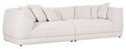 Beige grote bank met verschillende kussens, zijaanzicht