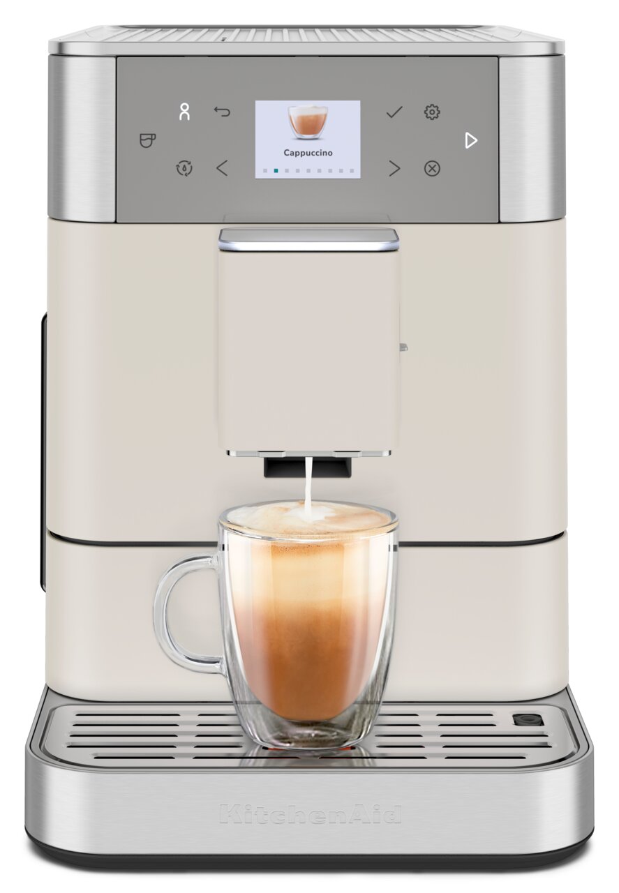 KitchenAid Volautomatische koffiemachine KF6 5KES8556EPL Frontansicht eines Kaffeevollautomaten mit einer Tasse Cappuccino unter dem Auslauf.