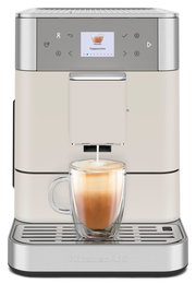 Frontansicht eines Kaffeevollautomaten mit einer Tasse Cappuccino unter dem Auslauf.