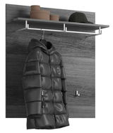 Garderobenpaneel aus Holz mit Ablage und Haken, darauf eine Jacke und ein Hut, seitliche Perspektive