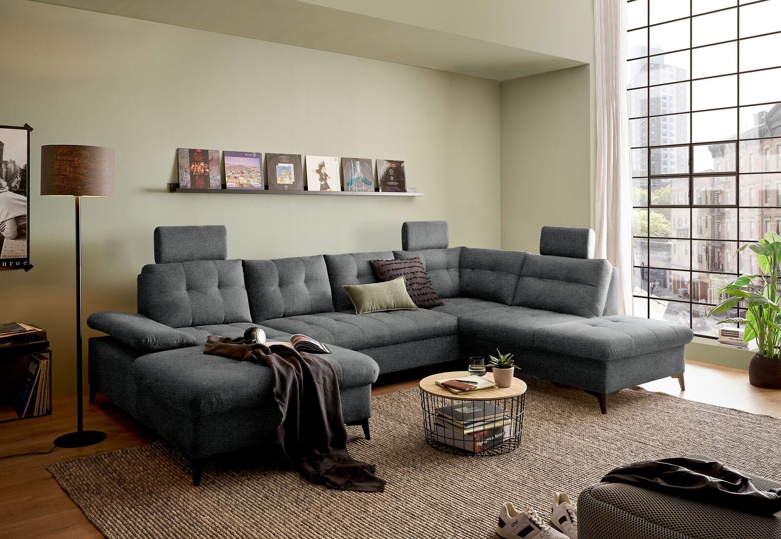 Graue Ecksofa in modernem Wohnzimmer, Perspektive von vorne links.