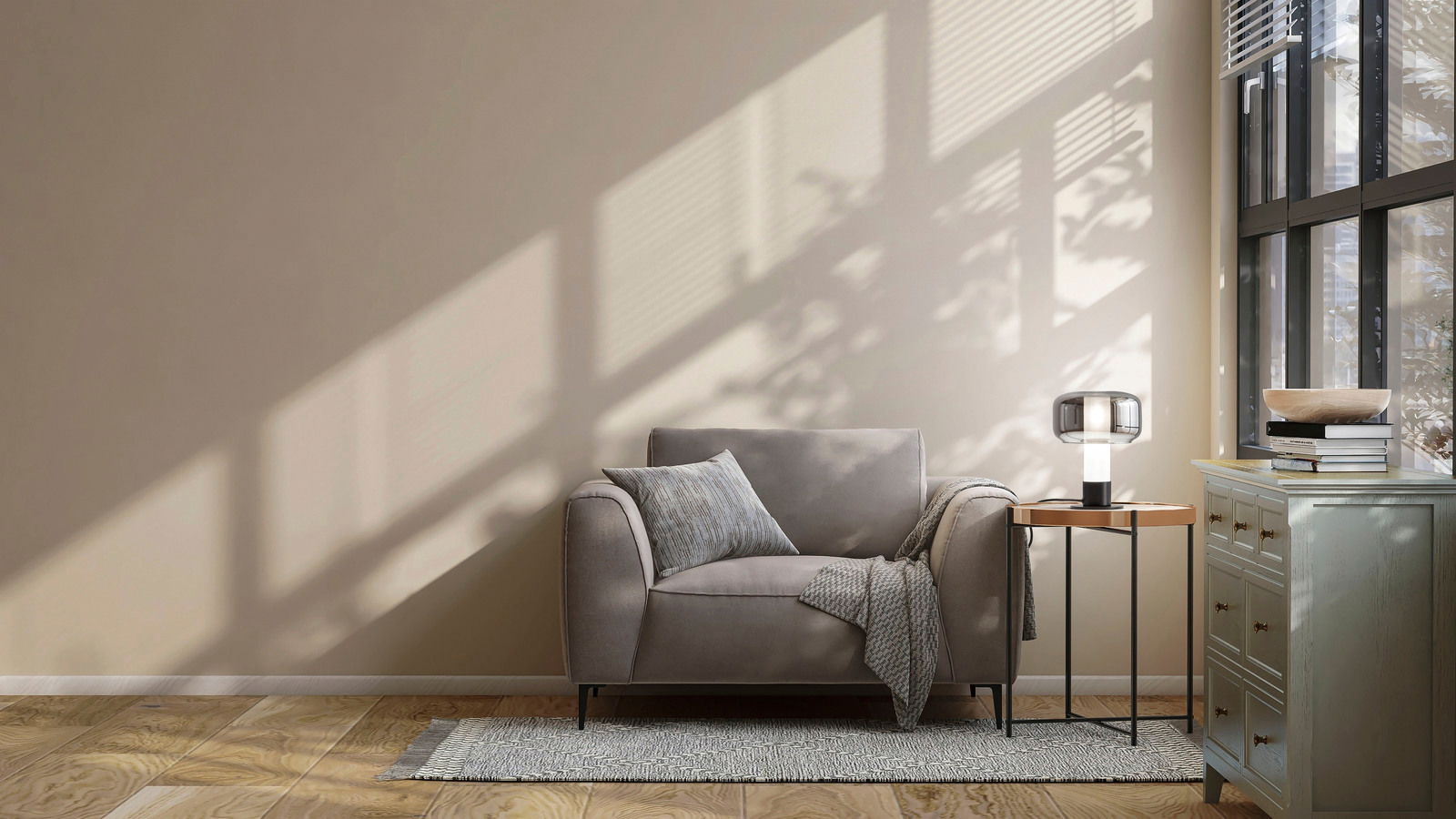 Moderne Tischleuchte auf einem Beistelltisch neben einem grauen Sessel, seitliche Perspektive