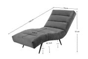 Graue, gepolsterte Relaxliege mit gestepptem Stoffbezug und schwarzen Metallbeinen in schräger Vorderansicht, inklusive Maßangaben: 166 cm lang, 79 cm breit und 91 cm hoch.
