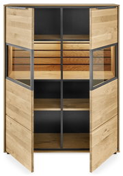 Open houten kast/vitrine in eikenlook met twee open deuren, glazen zijpanelen en een zwart binnenframe, gezien van voren.