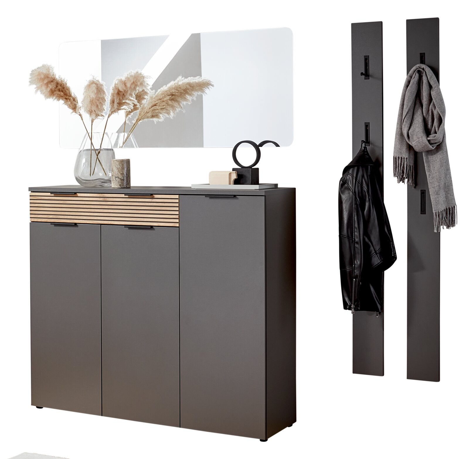 Voleo Garderoben-Set 5 INDO Modernes Garderoben-Set in Anthrazit mit Holz-Lamellenfront, Sideboard und großem Wandspiegel sowie zwei Garderobenpaneelen mit Haken; Ansicht schräg von vorn