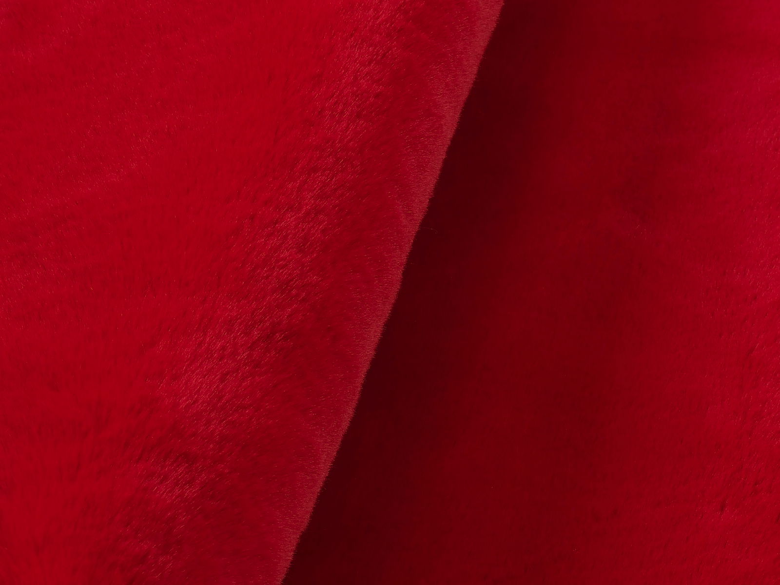 Nahaufnahme eines roten Fellteppichs mit weicher Textur.