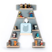 Frontalansicht eines grauen, A-förmigen Kinderregals aus Holz mit mehreren kleinen Ablagen, bestückt mit bunten Spielfiguren und einer hellblauen Box in der Mitte