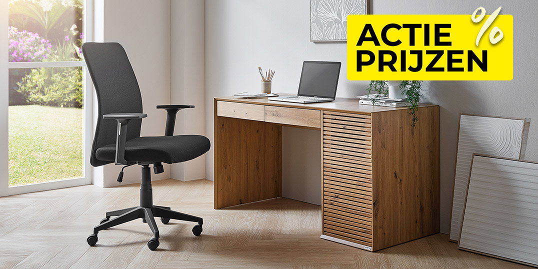Modern houten bureau met bureaustoel in lichte thuiswerkplek, gele melding 'Actieprijzen %'.