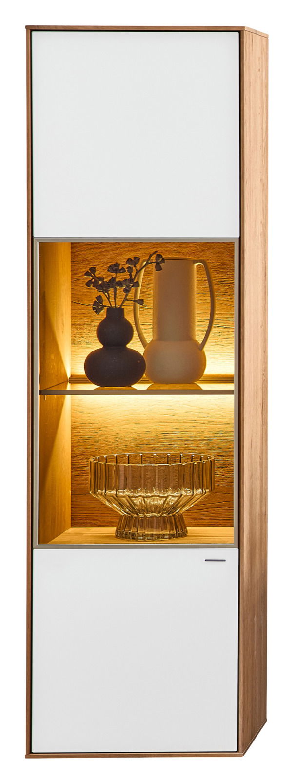 Valnatura Hängevitrine (rechts) LAGO Hängevitrine aus Holz mit zwei weißen Türen und beleuchtetem Glasfach, frontal betrachtet.