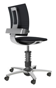 Moderner Drehstuhl in seitlicher Ansicht mit schwarzer Rückenlehne und Sitzfläche, silbernem Gestell und Rollen.