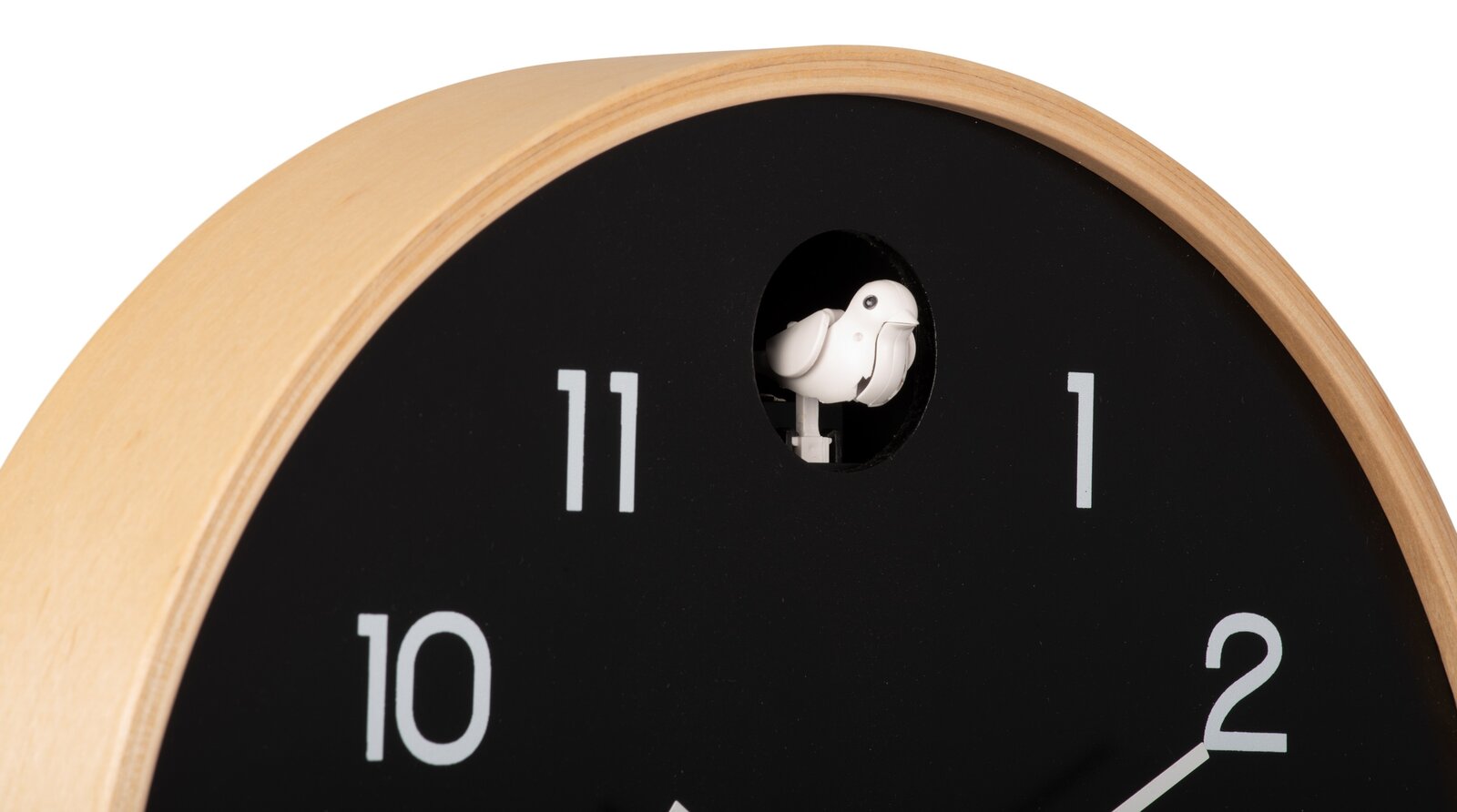 Nahaufnahme einer modernen Wanduhr mit schwarzem Zifferblatt und hellem Holzrahmen, die einen kleinen weißen Vogel über der 11 zeigt.