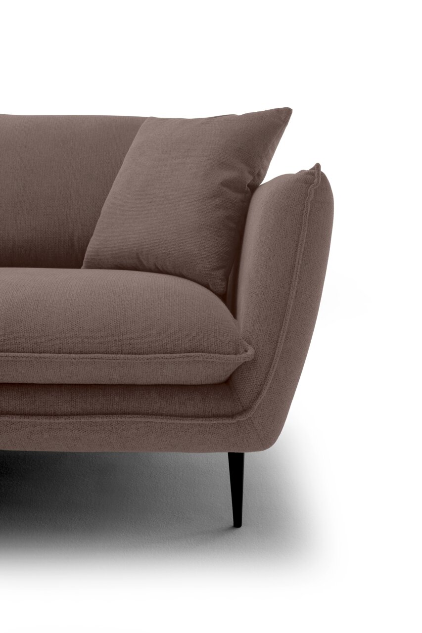 Detailaufnahme eines braunen Stoffsofas mit Armlehne, Sitzkissen und Rückenkissen sowie schwarzem Metallfuß, Perspektive: seitliche Nahansicht von vorne rechts vor weißem Hintergrund