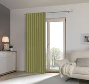 Grüner Fertigvorhang in einem modernen Wohnzimmer, seitliche Perspektive