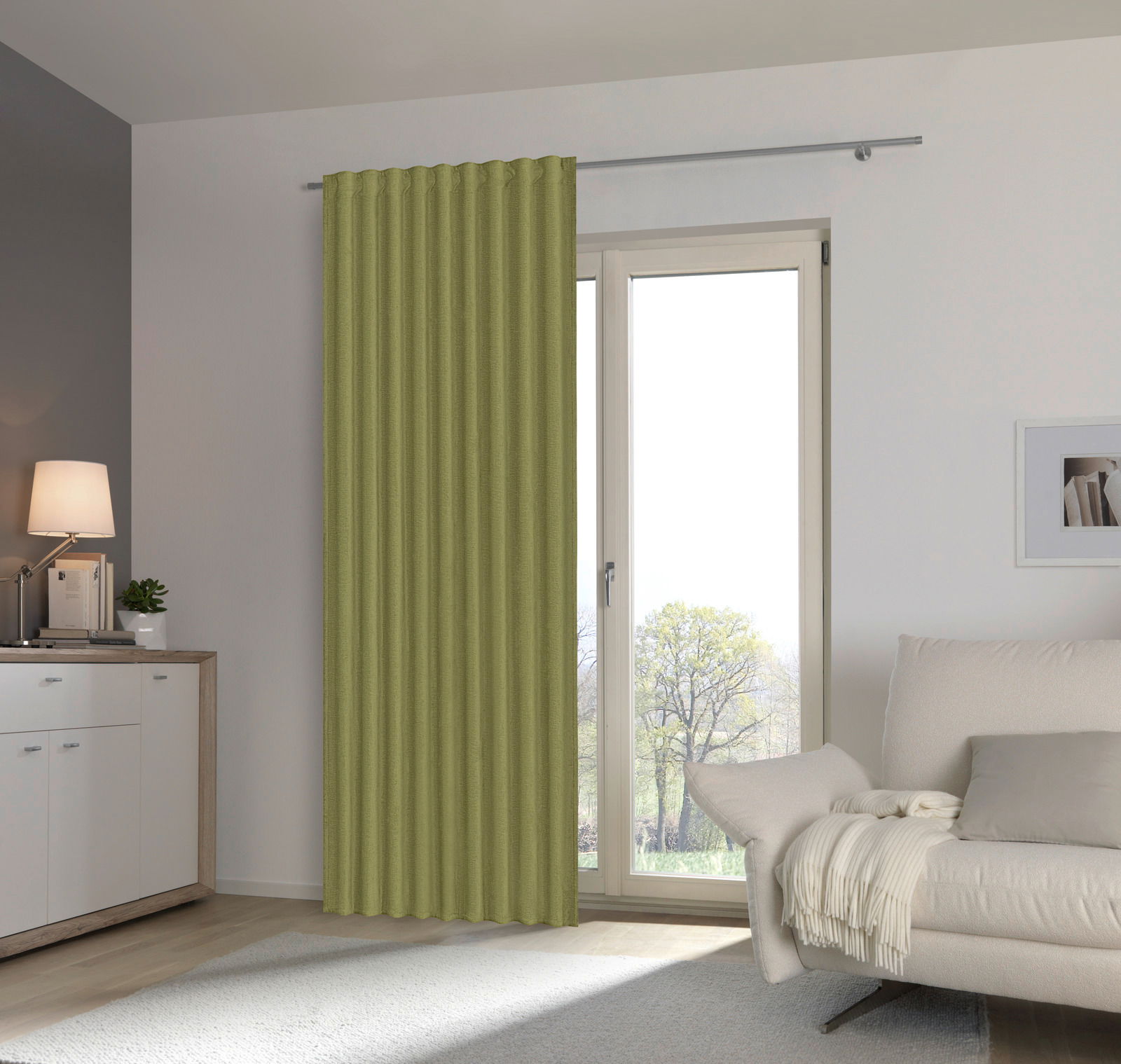 Grüner Fertigvorhang in einem modernen Wohnzimmer, seitliche Perspektive