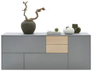 Modernes Sideboard in Grau mit Holzschubladen, dekoriert mit Vasen und Büchern, frontal betrachtet.