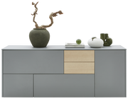 Modernes Sideboard in Grau mit Holzschubladen, dekoriert mit Vasen und Büchern, frontal betrachtet.