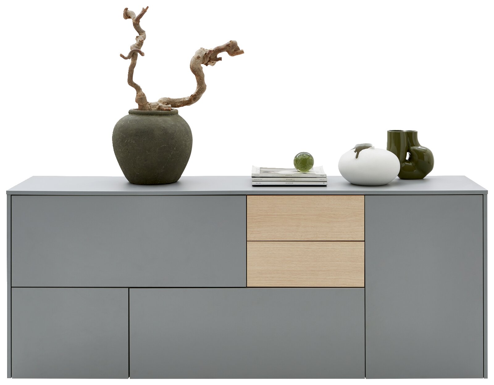 Modern dressoir in grijs met houten lades, versierd met vazen en boeken, gezien vanaf de voorkant.