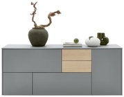 Modern dressoir in grijs met houten lades, versierd met vazen en boeken, gezien vanaf de voorkant.