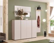 Moderner XXL-Schuhschrank in einem stilvollen Flur, frontal betrachtet, mit einem großen Spiegel und dekorativer Vase darauf.