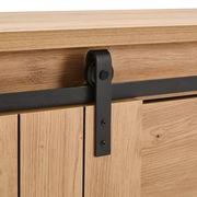 Detailansicht eines Sideboards mit Holzoberfläche und schwarzem Metallschiebemechanismus.